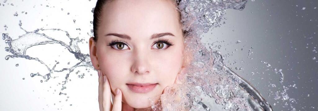 Брызги воды на девушке